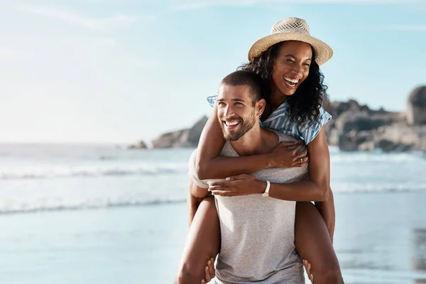 ロマンス 海とピギーバック ビーチへのロマンチックな夏の休暇旅行で青い空を持つ幸せなカップル 海で男と女 上の幸福日付とメキシコで一緒にロマンチックな冒険休暇 — ストック写真