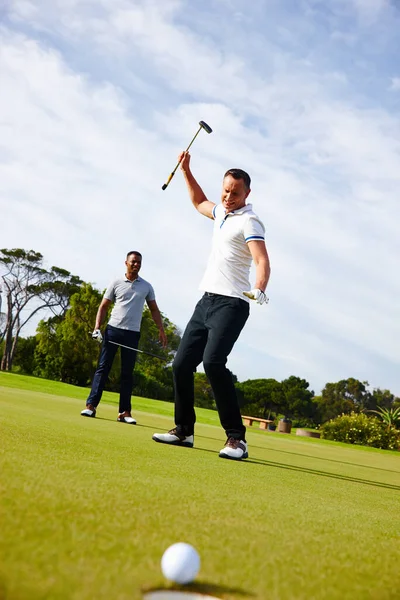 Zweer Dat Het Gat Bewoog Twee Golfers Kijken Gefrustreerd Als — Stockfoto