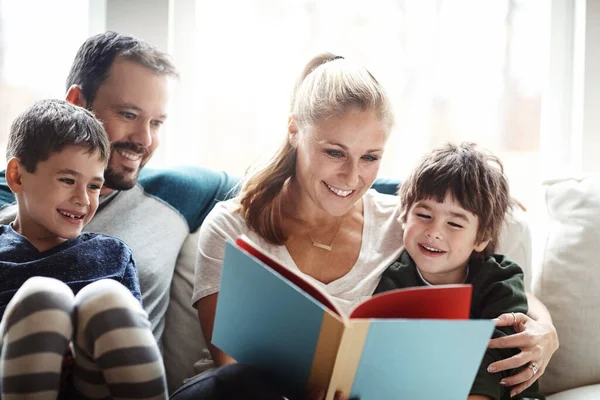 Família Livro Leitura Junto Com Pais Filhos Felicidade Casa Com — Fotografia de Stock