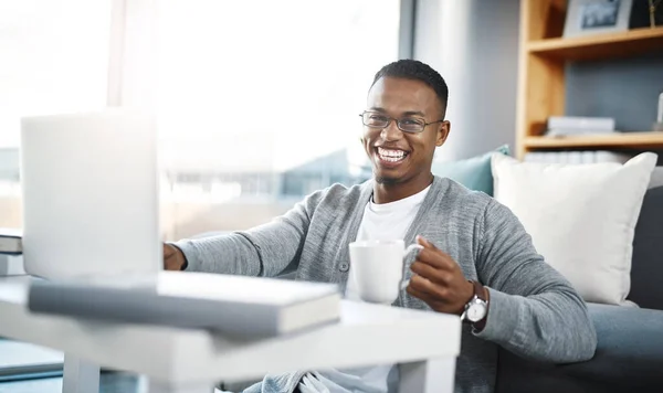オンライン教育 大学Eラーニングのためのコーヒーとコンピュータ 家庭の肖像画と男とリビングルームで勉強しています 遠隔大学や奨学金のための床 お茶やラップトップ上の幸せなアフリカ人 — ストック写真