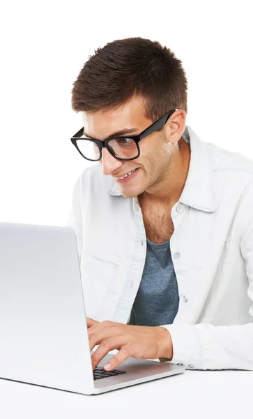 对我的新笔记本电脑感到兴奋 一个带着嬉皮士眼镜笑着的男人在他的笔记本电脑上打字 — 图库照片