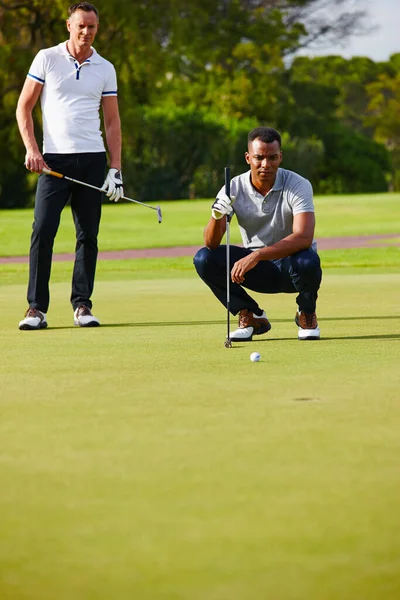 Sabır Hassasiyet Gösteriyor Golfçü Topun Deliğe Girişini Izliyor — Stok fotoğraf