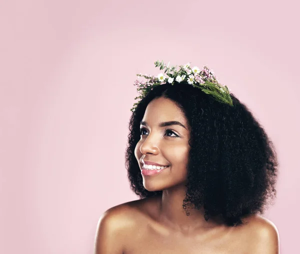 Virágok Korona Gondolkodás Szépség Stúdió Rózsaszín Háttér Mockup Természetes Afro — Stock Fotó