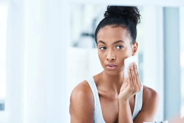 Cilt Bakımı Yüzü Pamuklu Siyah Kadın Makyaj Temizliği Banyoda Lüks — Stok fotoğraf