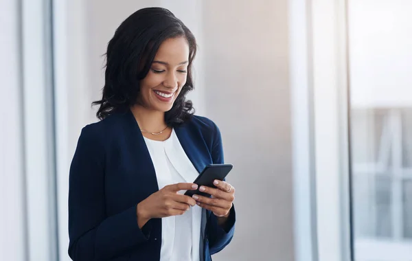 Imprenditore Sorriso Donna Con Uno Smartphone Digitando Connessione Con Messaggio — Foto Stock