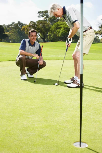 생각에 완벽하게 것같아 남자가 골프를 — 스톡 사진