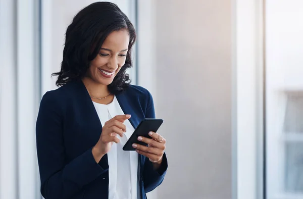 Entreprenør Bedrift Kvinne Med Mobiltelefon Morsom Mobil App Sosiale Medier – stockfoto