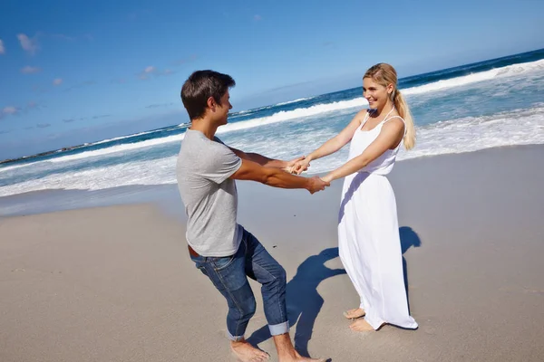 他们的爱情比海洋更大 一对快乐的年轻夫妇在海滩享受着欢乐的时光 — 图库照片