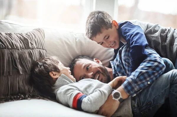 Vader Jongenskinderen Samen Lachen Plezier Zorgeloos Met Liefde Energie Gelukkig — Stockfoto