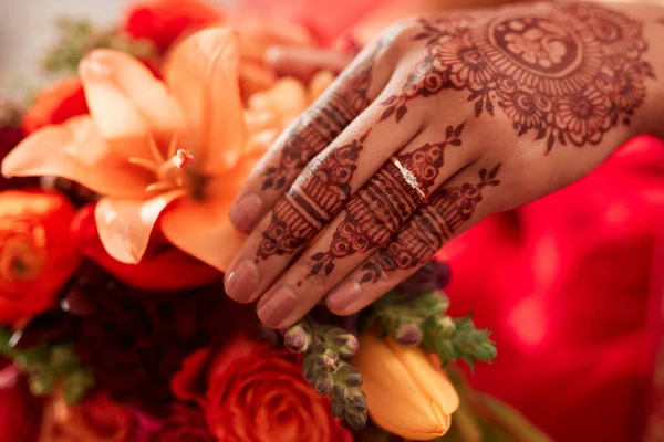 Henné Main Mariée Indienne Son Événement Mariage Avec Des Fleurs — Photo