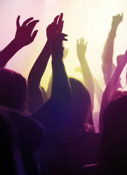Руки Танці Фанати Концертному Або Музичному Фестивалі Ззаду Неонове Світло — стокове фото