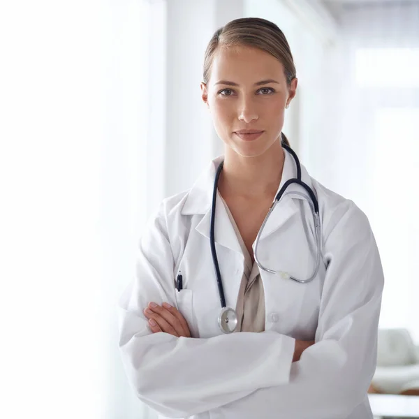 Retrato Mujer Brazos Cruzados Doctor Clínica Gestión Sanitaria Servicios Hospitalarios —  Fotos de Stock