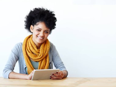 Tablet, online ve kadın portresi üniversite, üniversite ya da eğitim için arka planda izole edildi. E-öğrenme, burs ve Afrikalı 'nın mutlu yüzü dijital teknoloji ya da İnternet' te.