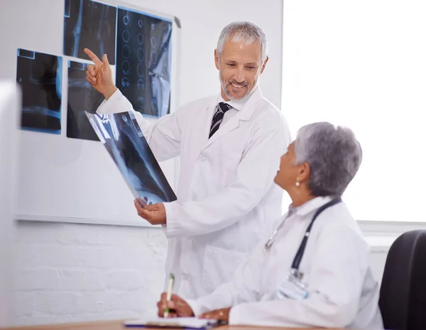 资深医生团队 研究用于外科手术的X光和临床中的放射科人员 回顾解剖学扫描 老年男女外科医生与评估和解决问题的合作 — 图库照片