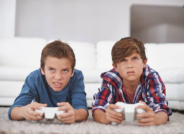 Jongens Spelen Videospel Vrienden Verward Tijdens Het Gamen Uitdaging Concurrentie — Stockfoto