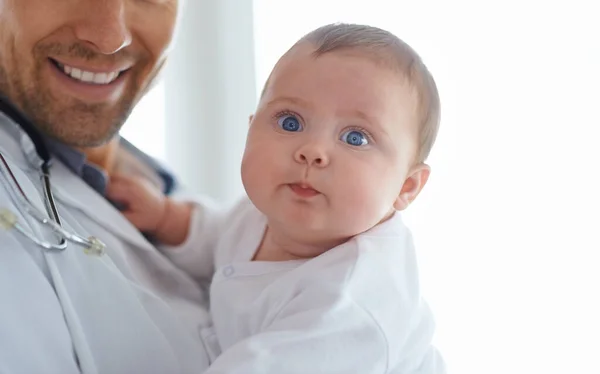 Komik Çocuk Doktoruyla Yüz Bebek Tıbbi Destek Portre Gelişimi Için — Stok fotoğraf