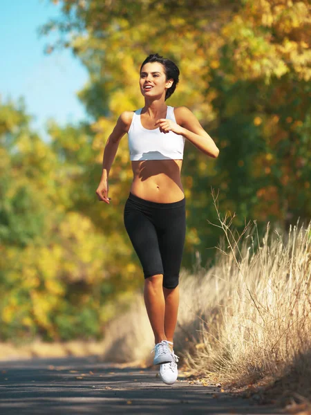 여성은 건강하고 활동적 자연의 달리고 있습니다 마라톤을 선수는 건강을 운동한다 — 스톡 사진