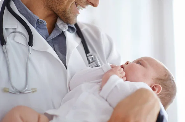 Dokter Kinderarts Baby Armen Voor Ziekenhuisbeoordeling Medische Ondersteuning Groei Pediatrie — Stockfoto