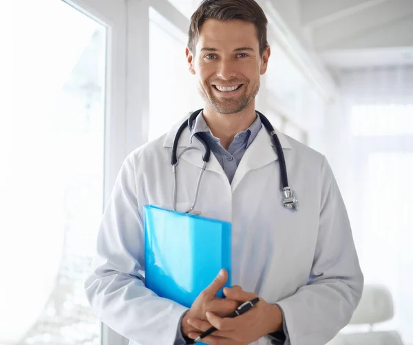 Porträtt Lycklig Man Läkare Och Mapp Sjukhus För Vård Klinik — Stockfoto