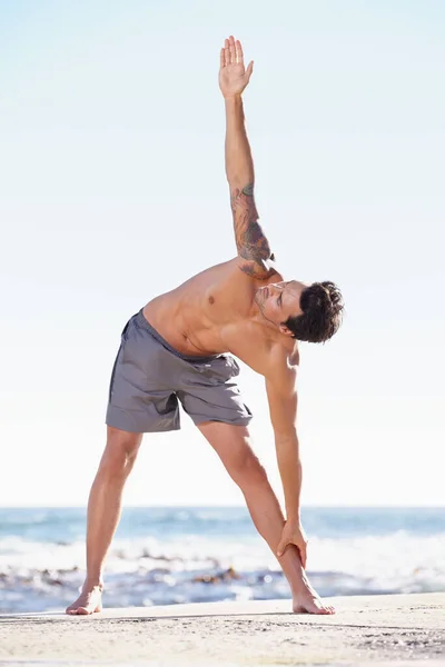 男人和伸展身体在海滩上做运动 瑜伽或准备锻炼或自然训练 在海洋边进行热身 伸展运动 有氧运动或锻炼的体格健康 活泼或肌肉发达的男性瑜伽 — 图库照片