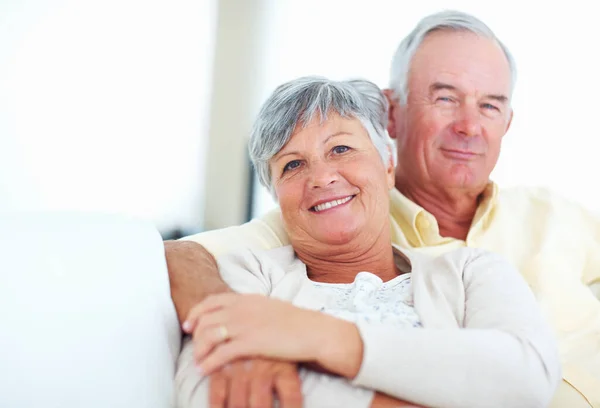 Lächelndes Älteres Paar Entspannt Auf Der Couch Porträt Liebende Ältere — Stockfoto