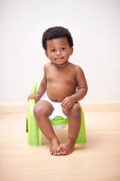 Africký Chlapeček Nočník Nebo Toaleta Doma Mládeží Učení Vývoj Dětství — Stock fotografie