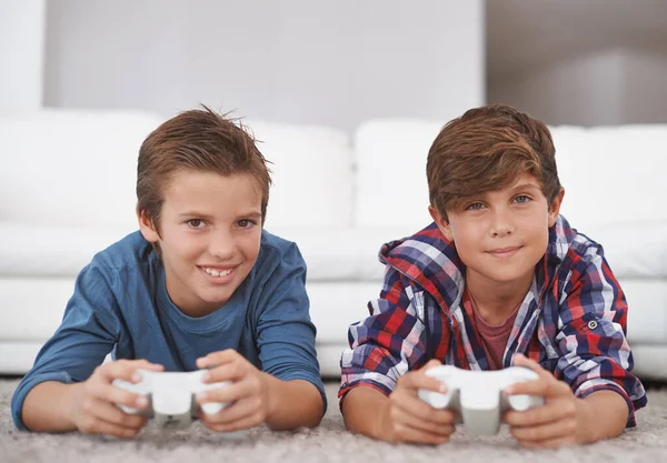 Jongens Spelen Videogame Vrienden Gamen Thuis Glimlachportret Voor Plezier Samen — Stockfoto