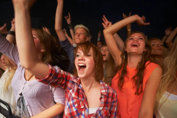 ロック ライブバンドパフォーマンスやフェスティバルショーのコンサートで女性と音楽 エネルギーとパーティー テクノのためのファンの群衆の中に女の子のダンスとお祝いとディスコ レイヴとナイトクラブイベント — ストック写真