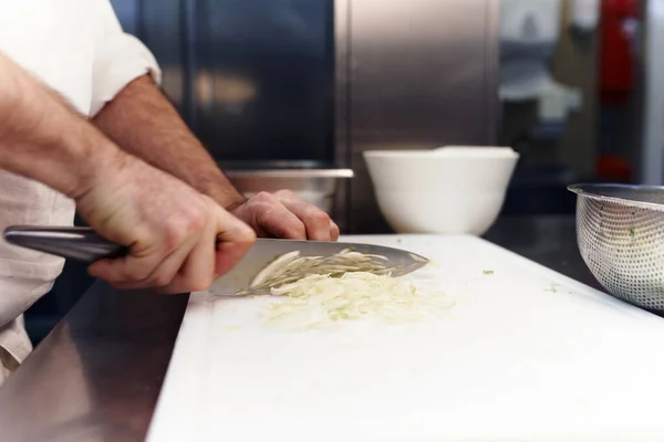 Affettare Tagliare Dadi Chef Che Preparano Servizio Pasti Una Cucina — Foto Stock