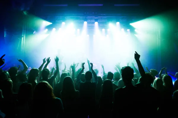 ロック ライブバンドパフォーマンスやフェスティバルショーのためのコンサートで群衆と音楽 ダンス パーティー テクノを聞いてファンの聴衆とお祝いとディスコ レイブとナイトクラブイベント — ストック写真
