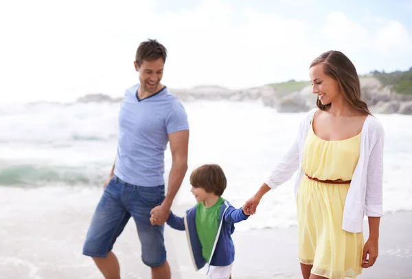 Famiglia Bambino Tenersi Mano Mentre Cammina Spiaggia Viaggi Divertimento Vacanza — Foto Stock