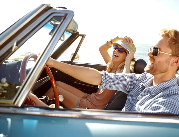 자동차 즐거운 여름휴가등에서 웃음을 부부들 사랑의 플레어 컨버터블 자동차 그리고 — 스톡 사진