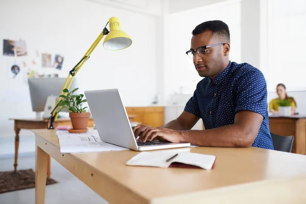 Journalist Serieuze Zwarte Man Typen Laptop Werken Aan Mail Business — Stockfoto