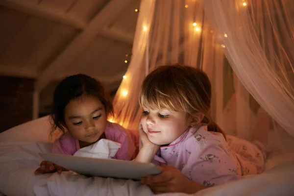 Dziewczyny Sypialnia Tablet Film Noc Relaks Piżamą Chłodzenie Gry Domu — Zdjęcie stockowe