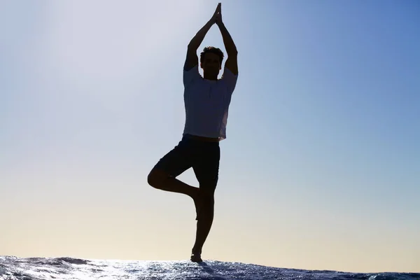 Hombre Silueta Yoga Meditación Playa Para Bienestar Espiritual Paz Interior — Foto de Stock