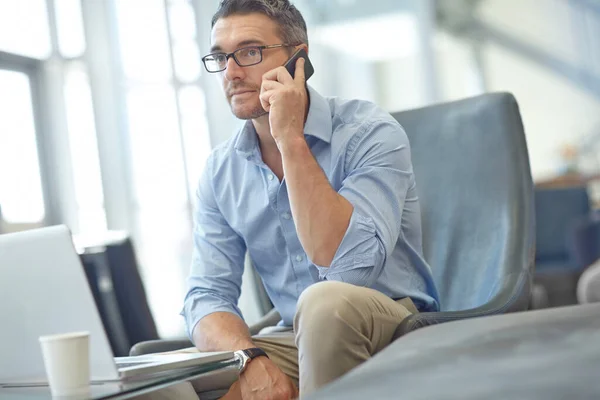 Chamada Telefônica Empresário Homem Negócios Aeroporto Para Networking Comunicação Negociação — Fotografia de Stock