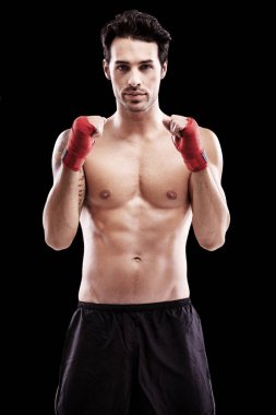 Portre, boksör ve yumrukları bandajlı ya da odaklı bir adam izole edilmiş stüdyo siyah arka planında boks maçına hazırlanıyor. Sporcu, dövüş sanatları ve sağlıklı spor, güçlü dövüşçü ve spor.