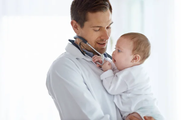 Man Kinderarts Baby Spelen Met Stethoscoop Voor Medische Beoordeling Ondersteuning — Stockfoto