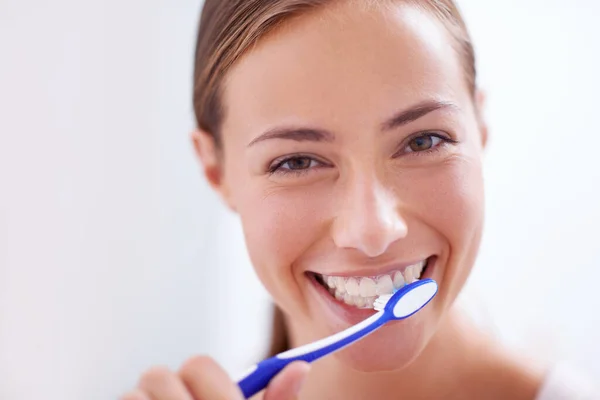 年轻女性 在浴室里带着微笑 健康或自我保健 仪容整洁和例行公事刷牙 牙刷和快乐的清洁 健康的嘴和早晨开始 — 图库照片