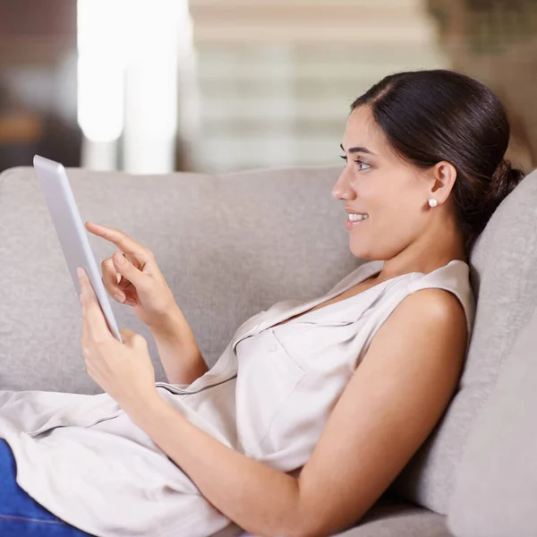 Mujer Feliz Tableta Relajarse Sofá Sala Estar Para Transmisión Navegación — Foto de Stock