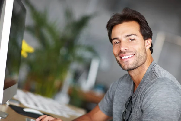 办公室 电脑和快乐的男人在肖像创意项目 创业或在线规划的职业思维 台式机上的平面设计人员的脸 微笑着寻找工作机会 — 图库照片