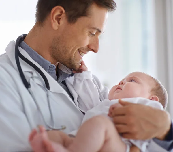 Feliz Médico Pediatra Bebé Brazos Para Evaluación Hospitalaria Apoyo Médico —  Fotos de Stock