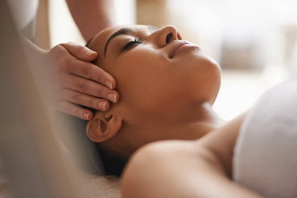Kvinna Händer Eller Huvud Massage Spa För Zen Vila Sovande — Stockfoto