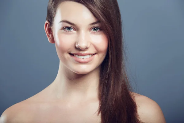 Obličej Pleť Krása Portrétu Ženy Studiu Přirozeným Make Upem Úsměvem — Stock fotografie