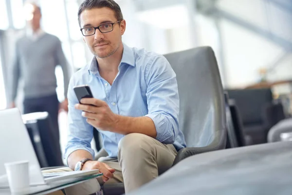 Retrato Empresário Empresário Telefone Aeroporto Para Networking Comunicação Verificação Viagens — Fotografia de Stock