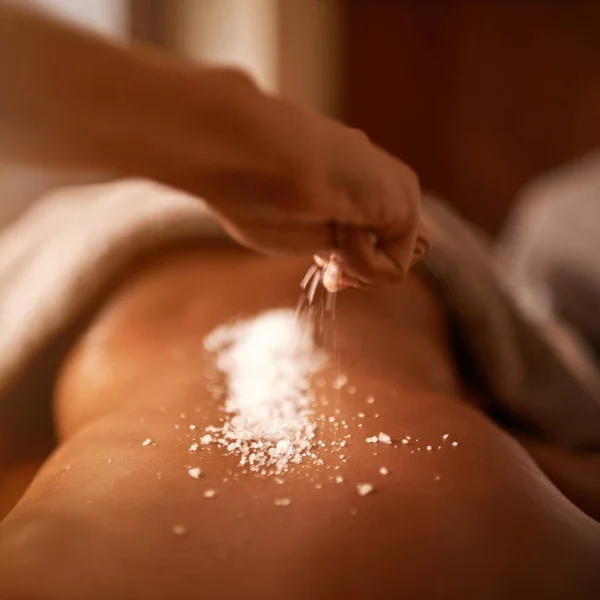 Spa Back Hands Salt Massage Woman Beauty Specialist Treatment Exfoliate — Stock Photo, Image