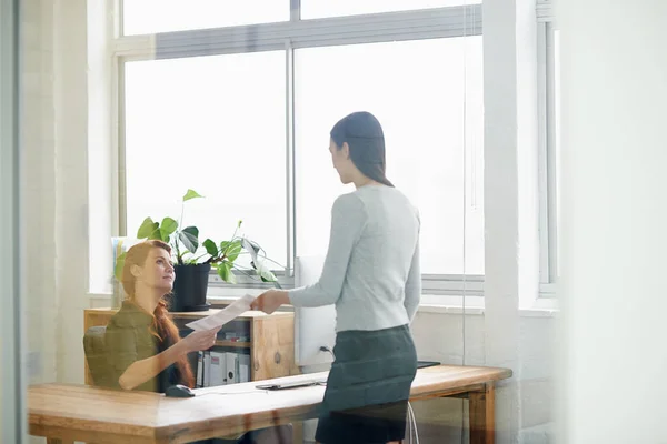 失業のためのオフィスでの書類 ビジネス女性は注意してください 職場で辞任するための経営者の書類を与える企業 女性労働者 — ストック写真
