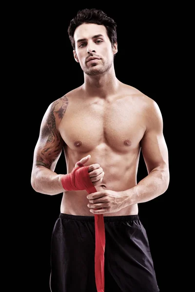 ボクサー ジムで黒を背景に運動のための深刻な肖像画スタジオの男のトレーニング ボクシング モデルと動機として健康と健康のためのボディワークアウトのためのチャンピオンスポーツで戦う — ストック写真
