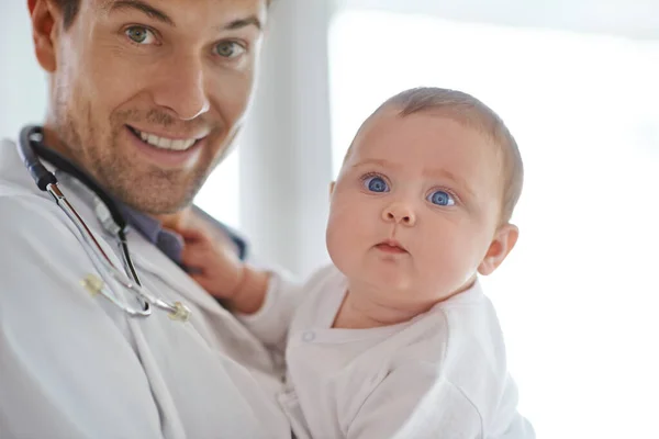 Portre Pediyatrist Klinik Değerlendirmesinde Kucağında Bebek Tıbbi Destek Büyüme Yeni — Stok fotoğraf