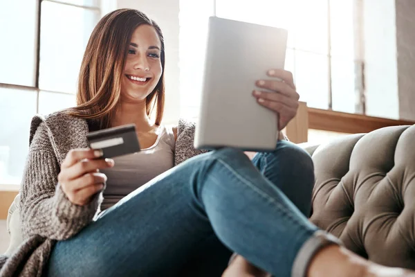 Mutluluk Tablet Kredi Kartı Oturma Odasındaki Koltukta Oturan Kadın Internet — Stok fotoğraf
